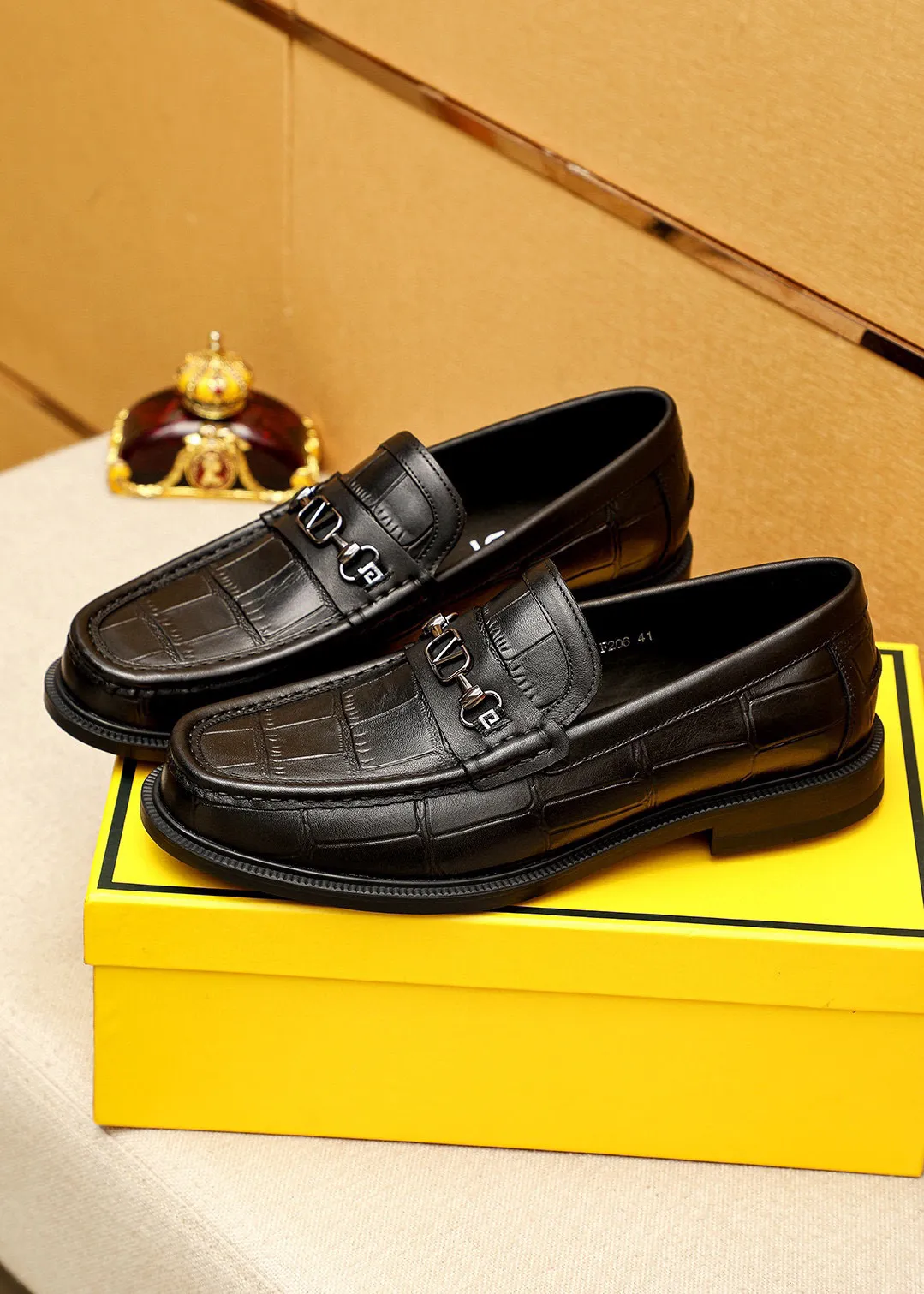 Men's shoes 💰460 💐 Product trademark: FENDI [Fendi] casual leather shoes Regular size: 38-44 (45🉑️customized) Product materials: Selected imported first-layer calfskin embossed upper + luxury hardware buckle, imported cow 🐂 lining. Strong three-dimensional visual effect, rubber outsole Color: 1⃣️color optional
